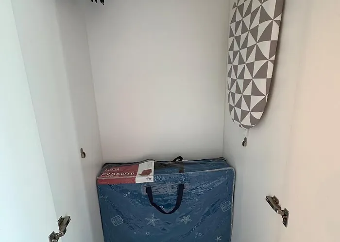 1br At One Uptown Bgc Across Uptown Mall *